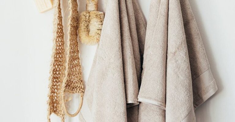 Sustainable Product - Set of body care tools with towels on hanger