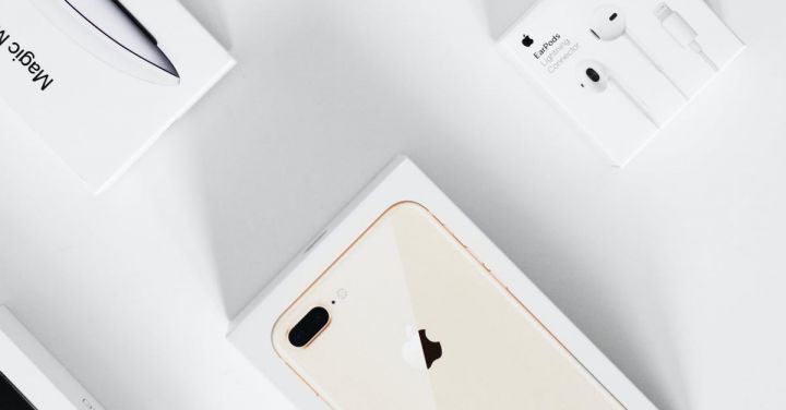 Upgrading Gadgets - Silver Iphone 6s Box